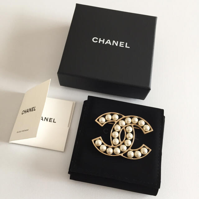 CHANEL(シャネル)の新品未使用 CHANEL パール ブローチ  レディースのアクセサリー(ブローチ/コサージュ)の商品写真