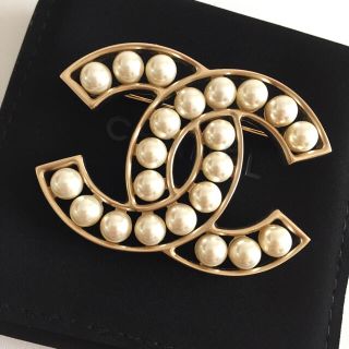 シャネル(CHANEL)の新品未使用 CHANEL パール ブローチ (ブローチ/コサージュ)