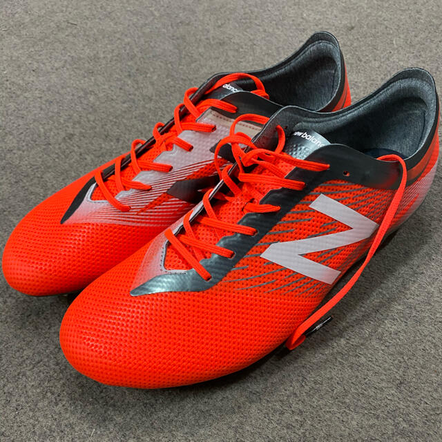 New Balance(ニューバランス)のニューバランスサッカースパイクFURON MID HG新品同様未使用品 スポーツ/アウトドアのサッカー/フットサル(シューズ)の商品写真