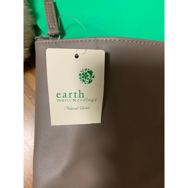 earth music & ecology(アースミュージックアンドエコロジー)の【新品】ポンポン付クラッチバック レディースのバッグ(クラッチバッグ)の商品写真