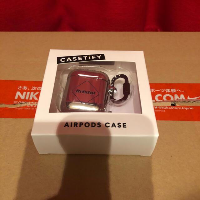 F.C.R.B.(エフシーアールビー)のFCRB CASETiFY EMBLEM AirPods CASE SILVER メンズのファッション小物(その他)の商品写真