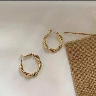 新品未使用　ツイスト　フープ　ピアス(ピアス)