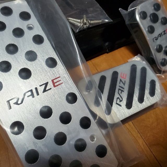 ネジ不要タイプ■TOYOTAトヨタ RAIZEライズ アルミペダル