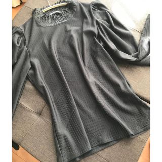 ザラ(ZARA)のZARAボリュームパフスリーブ黒デザインハイネック(カットソー(長袖/七分))