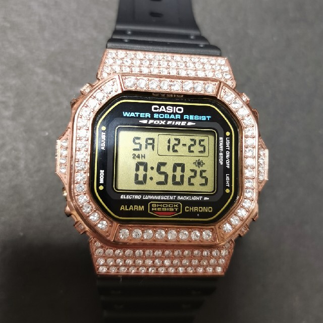 G-SHOCK(ジーショック)のdw-5600 カスタムベゼル　ピンクゴールドメタル　スワロフスキー　カスタム メンズの時計(腕時計(デジタル))の商品写真