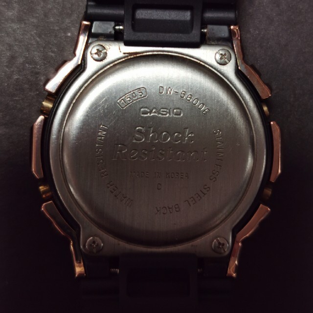 G-SHOCK(ジーショック)のdw-5600 カスタムベゼル　ピンクゴールドメタル　スワロフスキー　カスタム メンズの時計(腕時計(デジタル))の商品写真