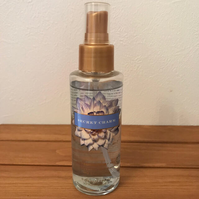 Victoria's Secret(ヴィクトリアズシークレット)のヴィクトリアシークレット　ボディミスト　secret charm 125ml コスメ/美容のボディケア(その他)の商品写真