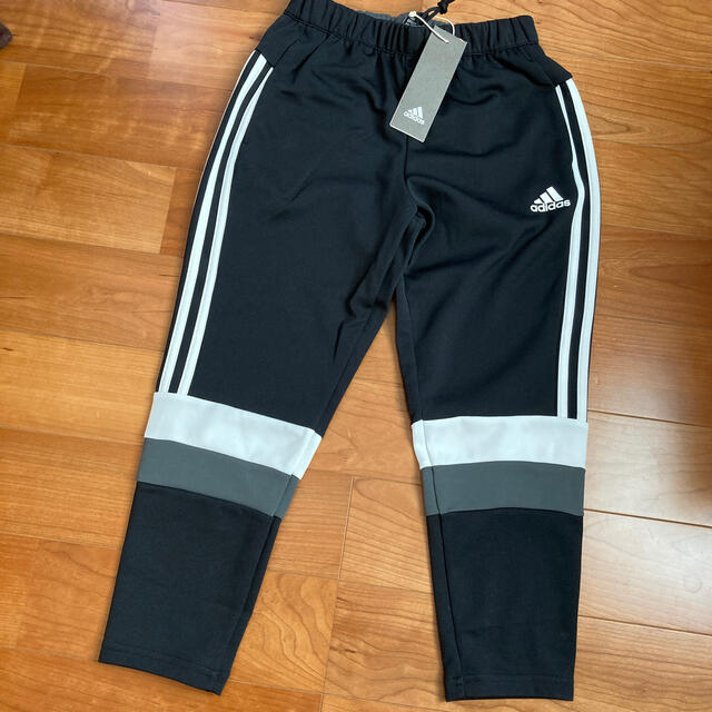 adidas(アディダス)のadidas 140 トラックパンツ キッズ/ベビー/マタニティのキッズ服男の子用(90cm~)(パンツ/スパッツ)の商品写真