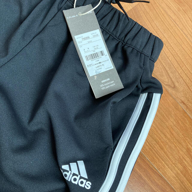 adidas(アディダス)のadidas 140 トラックパンツ キッズ/ベビー/マタニティのキッズ服男の子用(90cm~)(パンツ/スパッツ)の商品写真