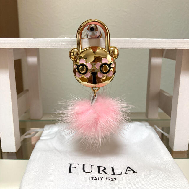 Furla(フルラ)のFURLAフルラ　可愛いキーホルダー　南京錠タイプ（極美品】 レディースのファッション小物(キーホルダー)の商品写真