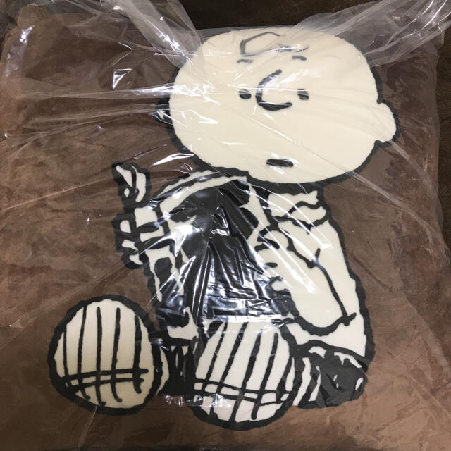 PEANUTS(ピーナッツ)の新品　ユニクロ　チャーリーブラウン　スヌーピー  クッション インテリア/住まい/日用品のインテリア小物(クッション)の商品写真