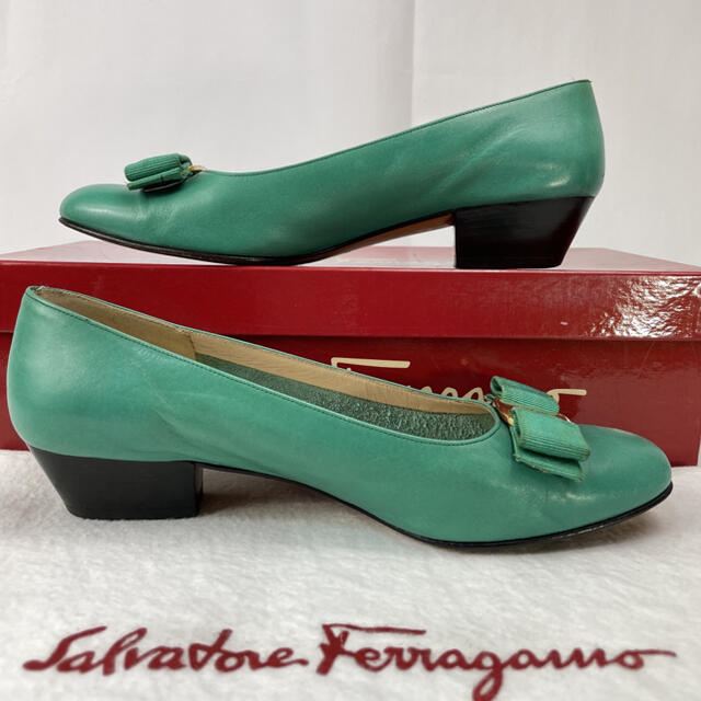 Salvatore Ferragamo(サルヴァトーレフェラガモ)の専用✴︎フェラガモ ヴァラ リボン レザー ローヒール パンプス グリーン レディースの靴/シューズ(ハイヒール/パンプス)の商品写真