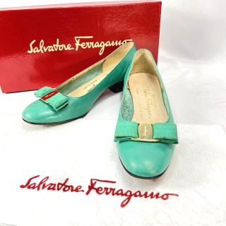 サルヴァトーレフェラガモ(Salvatore Ferragamo)の専用✴︎フェラガモ ヴァラ リボン レザー ローヒール パンプス グリーン(ハイヒール/パンプス)