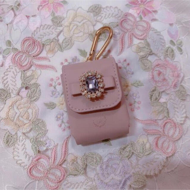 Maison de FLEUR(メゾンドフルール)のMaison de FLEUR イヤホンケース　AirPodsケース　ピンク新品 スマホ/家電/カメラのスマホアクセサリー(iPhoneケース)の商品写真