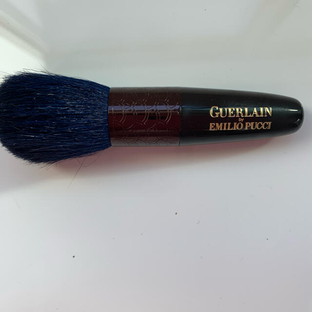 GUERLAIN(ゲラン)の新品未使用　ゲラン×エミリオプッチ　ブラシ コスメ/美容のメイク道具/ケアグッズ(チーク/フェイスブラシ)の商品写真