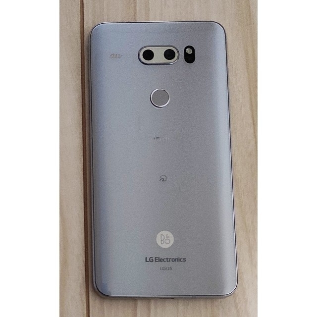 LG Electronics(エルジーエレクトロニクス)のSIMロック解除済み au LG V30+ LGV35 シルバー スマホ/家電/カメラのスマートフォン/携帯電話(スマートフォン本体)の商品写真