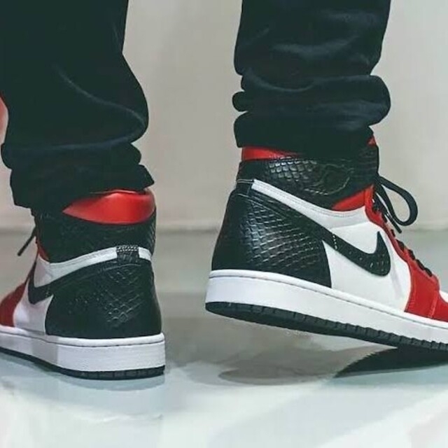 NIKE(ナイキ)のJORDAN1 サテンレッド 29cm US12 サテンスネーク メンズの靴/シューズ(スニーカー)の商品写真