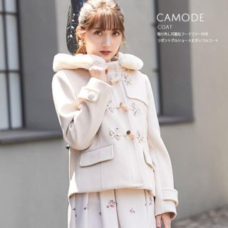 トッコ(tocco)の取り外し可能なフードファー付きリボントグルショート丈ダッフルコート【camode(ダッフルコート)