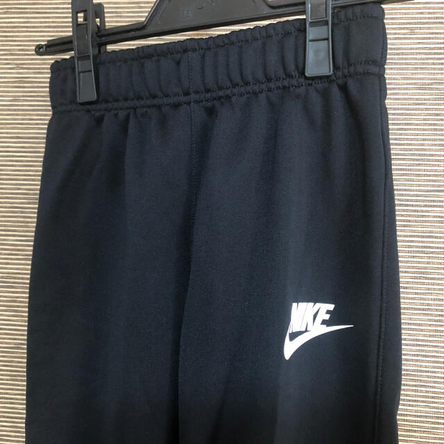 NIKE(ナイキ)の【ナイキ】ズボン　ジャージ パンツ　ワンポイントロゴ　子供　130-140　34 キッズ/ベビー/マタニティのキッズ服男の子用(90cm~)(パンツ/スパッツ)の商品写真