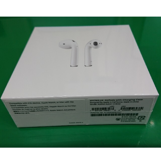 Apple(アップル)のApple AirPods with Charging Case スマホ/家電/カメラのオーディオ機器(ヘッドフォン/イヤフォン)の商品写真