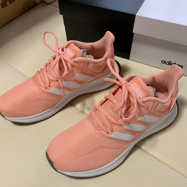 adidas(アディダス)のみーきさん専用　adidas ランニングシューズ　23.5cm 24cm スポーツ/アウトドアのランニング(シューズ)の商品写真