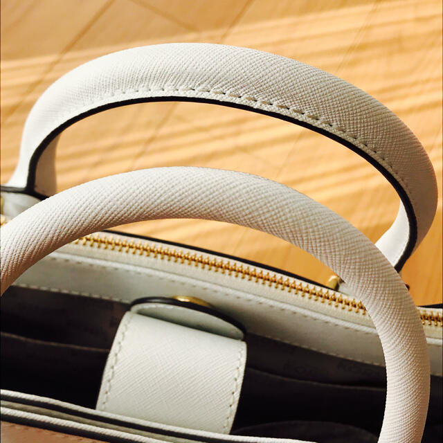 Michael Kors(マイケルコース)の【赤みそ様専用】マイケルコース 中古ハンドショルダー2wayバッグ ホワイト レディースのバッグ(ハンドバッグ)の商品写真