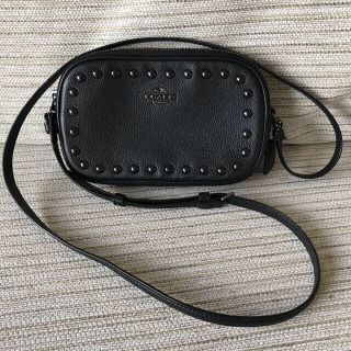 コーチ(COACH)のCOACH コーチ☆スタッズリベットクロスボディバッグ斜めがけ(ショルダーバッグ)