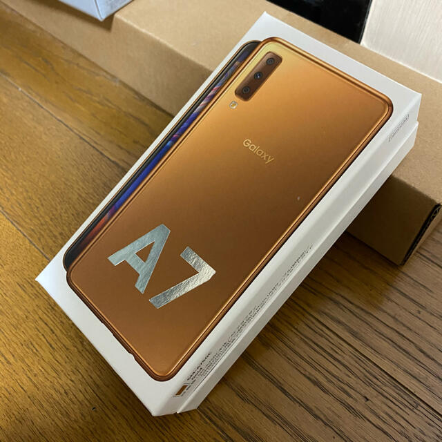 Galaxy(ギャラクシー)のGalaxy A7 ゴールド SIMフリー 未開封新品 楽天回線対応 スマホ/家電/カメラのスマートフォン/携帯電話(スマートフォン本体)の商品写真