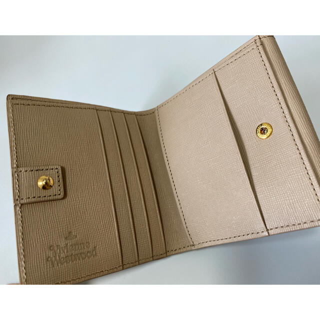 Vivienne Westwood(ヴィヴィアンウエストウッド)の【値引き】 ヴィヴィアンウエストウッド 二つ折り財布　ベージュ  レディースのファッション小物(財布)の商品写真