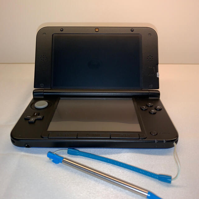 任天堂(ニンテンドウ)のNintendo 3DS  LL 本体ブルー/ブラック エンタメ/ホビーのゲームソフト/ゲーム機本体(携帯用ゲーム機本体)の商品写真