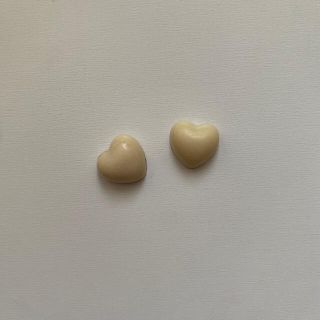 カスタネ(Kastane)のwhite heart earring.pierce(ピアス)