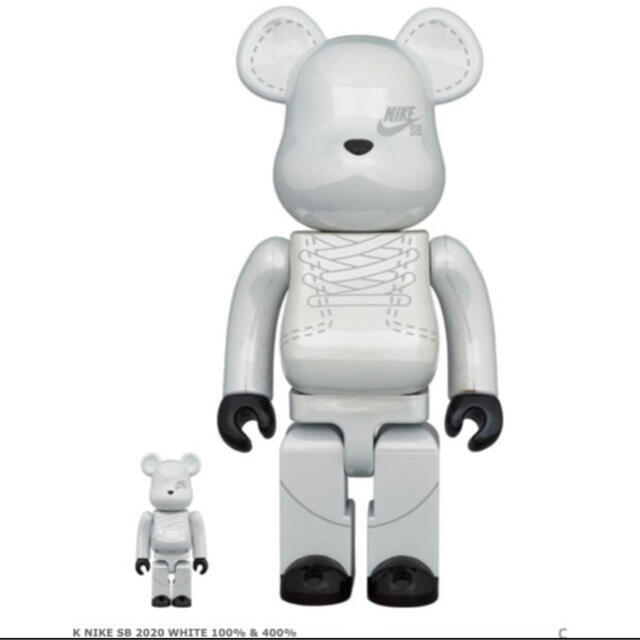 MEDICOM TOY(メディコムトイ)のBE@RBRICK×NIKE SB 2020 WHITE 100％&400% エンタメ/ホビーのおもちゃ/ぬいぐるみ(キャラクターグッズ)の商品写真