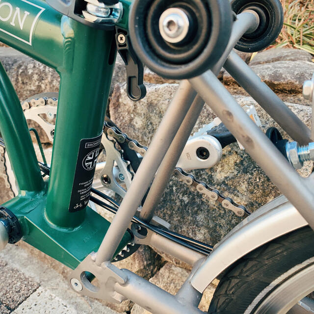 BROMPTON(ブロンプトン)の2019ブロンプトンM3L-Xレーシンググリーンチタンスーパーライト美品超軽量 スポーツ/アウトドアの自転車(自転車本体)の商品写真