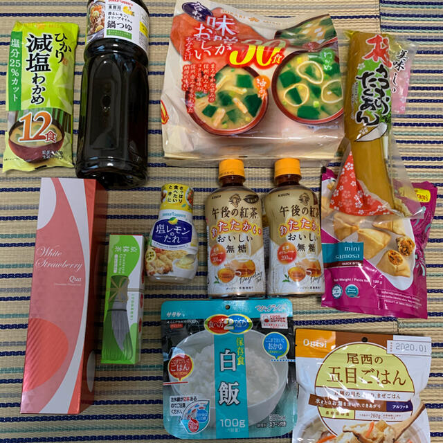 お菓子と調味料　訳あり食品の詰め合わせ 食品/飲料/酒の加工食品(インスタント食品)の商品写真