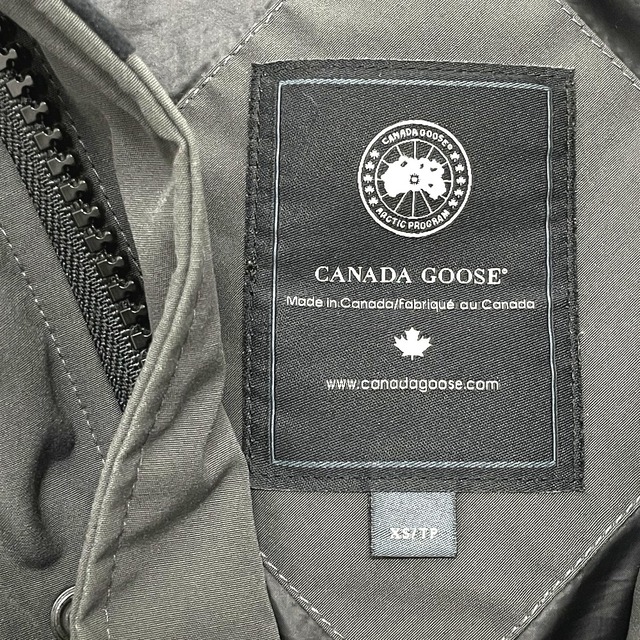 CANADA GOOSE(カナダグース)のカナダグース CANADA GOOSE CLARENCECOAT 2581M クラレンスコート フード ファー ダウンジャケット ダウン グレー メンズのジャケット/アウター(ダウンジャケット)の商品写真