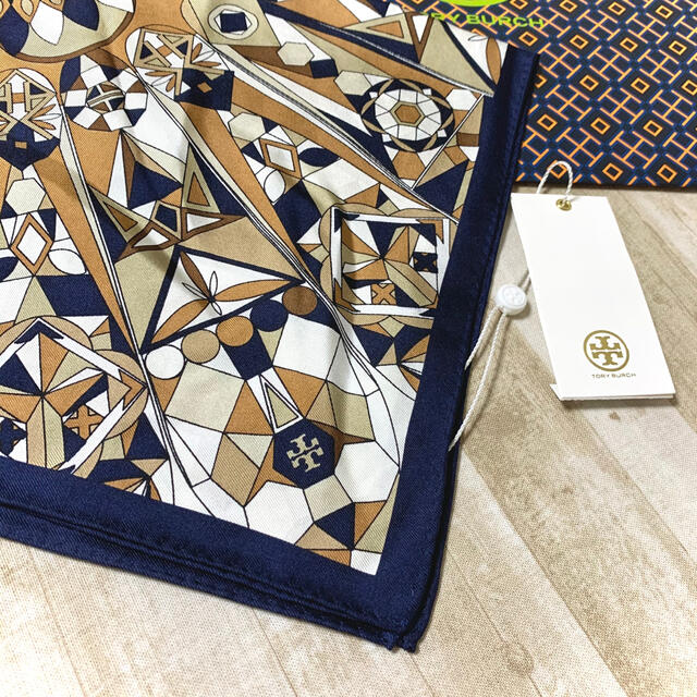 Tory Burch(トリーバーチ)の新品未使用 トリーバーチ シルク ネイビー ブラウン ロゴ スカーフ レディースのファッション小物(バンダナ/スカーフ)の商品写真