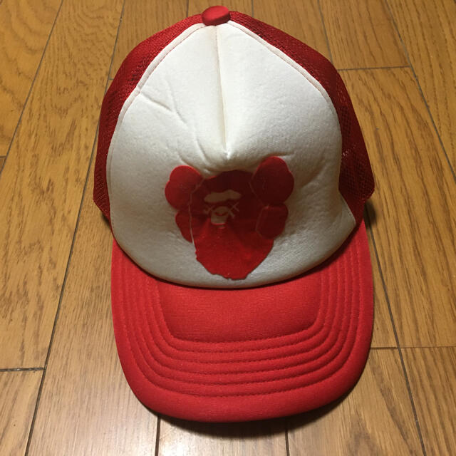 ＡＰＥ×ＫＡＷＳエイプ ×カウズ帽子キャップ赤フリーサイズ