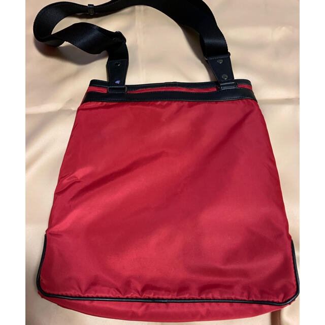 ZERO HALLIBURTON(ゼロハリバートン)のZERO HALLBURTON 赤　バッグ レディースのバッグ(ショルダーバッグ)の商品写真