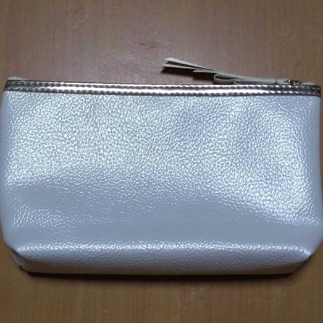 ホワイトゴールド ポーチ 11cm×20cm×4cm レディースのファッション小物(ポーチ)の商品写真