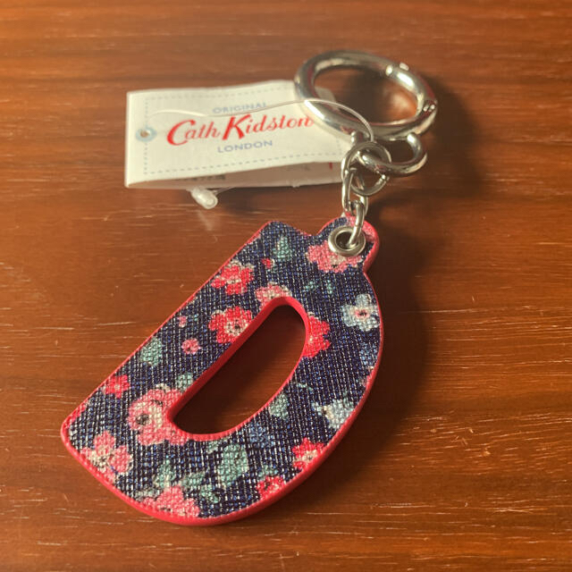 Cath Kidston(キャスキッドソン)の新品未使用　キャスキッドソン　イニシャルチャーム　D キーホルダー レディースのファッション小物(キーホルダー)の商品写真