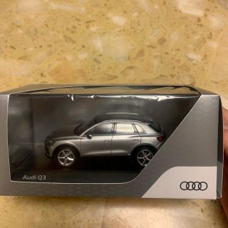 アウディ(AUDI)の★新品★コレクター必見‼︎アウディ　1／43 Q3 ミニカー　モデルカー　模型(その他)