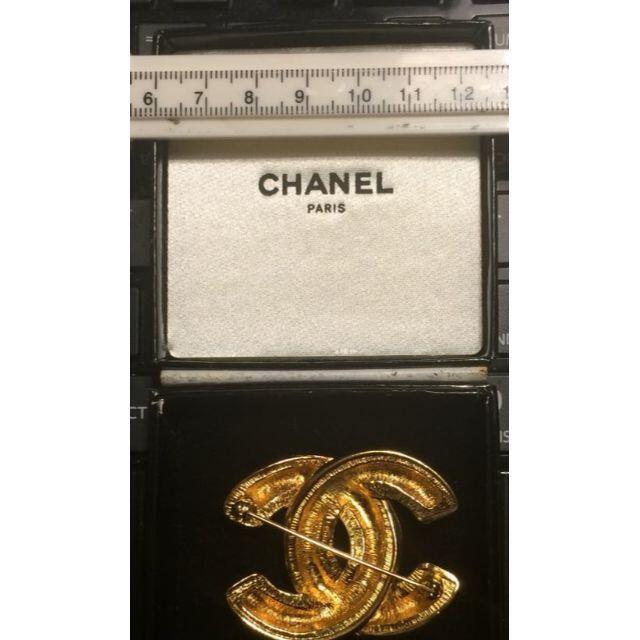 CHANEL(シャネル)の美品 正規品CHANEL ロゴブローチ ゴールド　USED　美品 レディースのアクセサリー(ブローチ/コサージュ)の商品写真