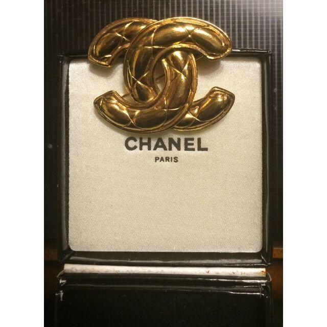 CHANEL(シャネル)の美品 正規品CHANEL ロゴブローチ ゴールド　USED　美品 レディースのアクセサリー(ブローチ/コサージュ)の商品写真