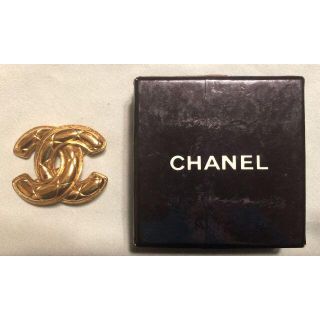 シャネル(CHANEL)の美品 正規品CHANEL ロゴブローチ ゴールド　USED　美品(ブローチ/コサージュ)