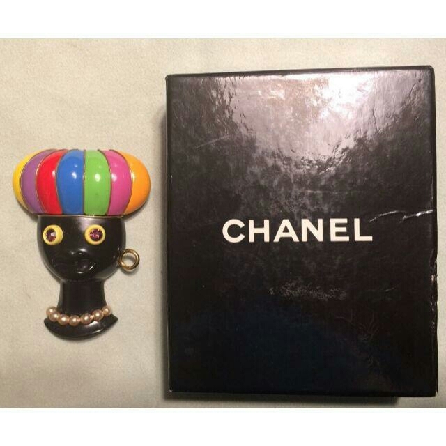 CHANEL(シャネル)の美品 正規品CHANEL ロゴブローチ ゴールド　USED　美品 レディースのアクセサリー(ブローチ/コサージュ)の商品写真