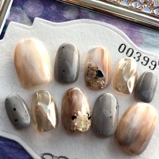 399 グレー　ブラウン　ウエーブ　ミラーネイル　ニュアンスネイル　nail コスメ/美容のネイル(つけ爪/ネイルチップ)の商品写真