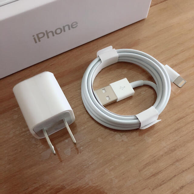 Apple(アップル)のiPhone充電器 正規品 スマホ/家電/カメラのスマートフォン/携帯電話(バッテリー/充電器)の商品写真