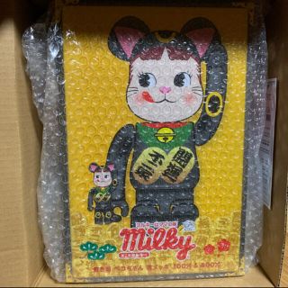 フジヤ(不二家)の不二家 BE@RBRICK ペコちゃんベアブリック 招き猫 100% 400% (その他)