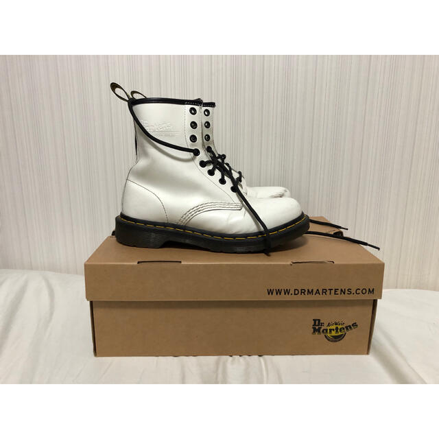 Dr.Martens(ドクターマーチン)の訳アリDr.Martens ドクターマーチン　8ホールブーツ　ホワイトブーツ レディースの靴/シューズ(ブーツ)の商品写真