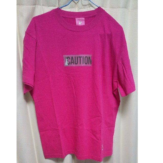 VANQUISH(ヴァンキッシュ)のFR2梅 CAUTION Tシャツ ピンク メンズのトップス(Tシャツ/カットソー(半袖/袖なし))の商品写真